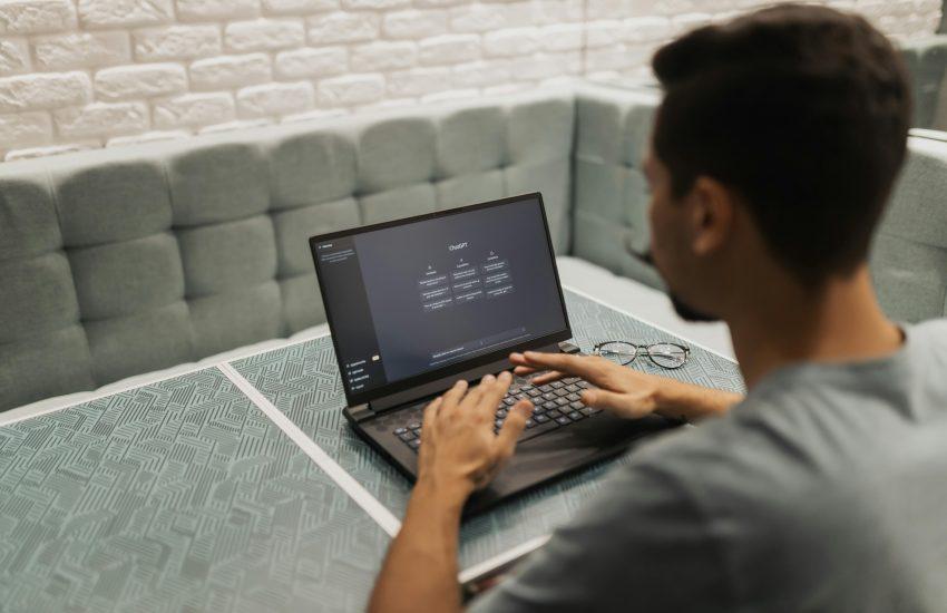 Man working on a computer at a cafe